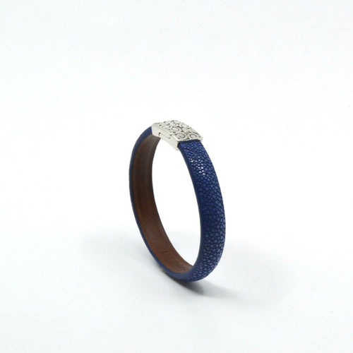 bracelet_en_galuchat_bleu_fermoir_eole_sylvie_zarnowski copie | EMPREINTES Paris - EMPREINTES Paris