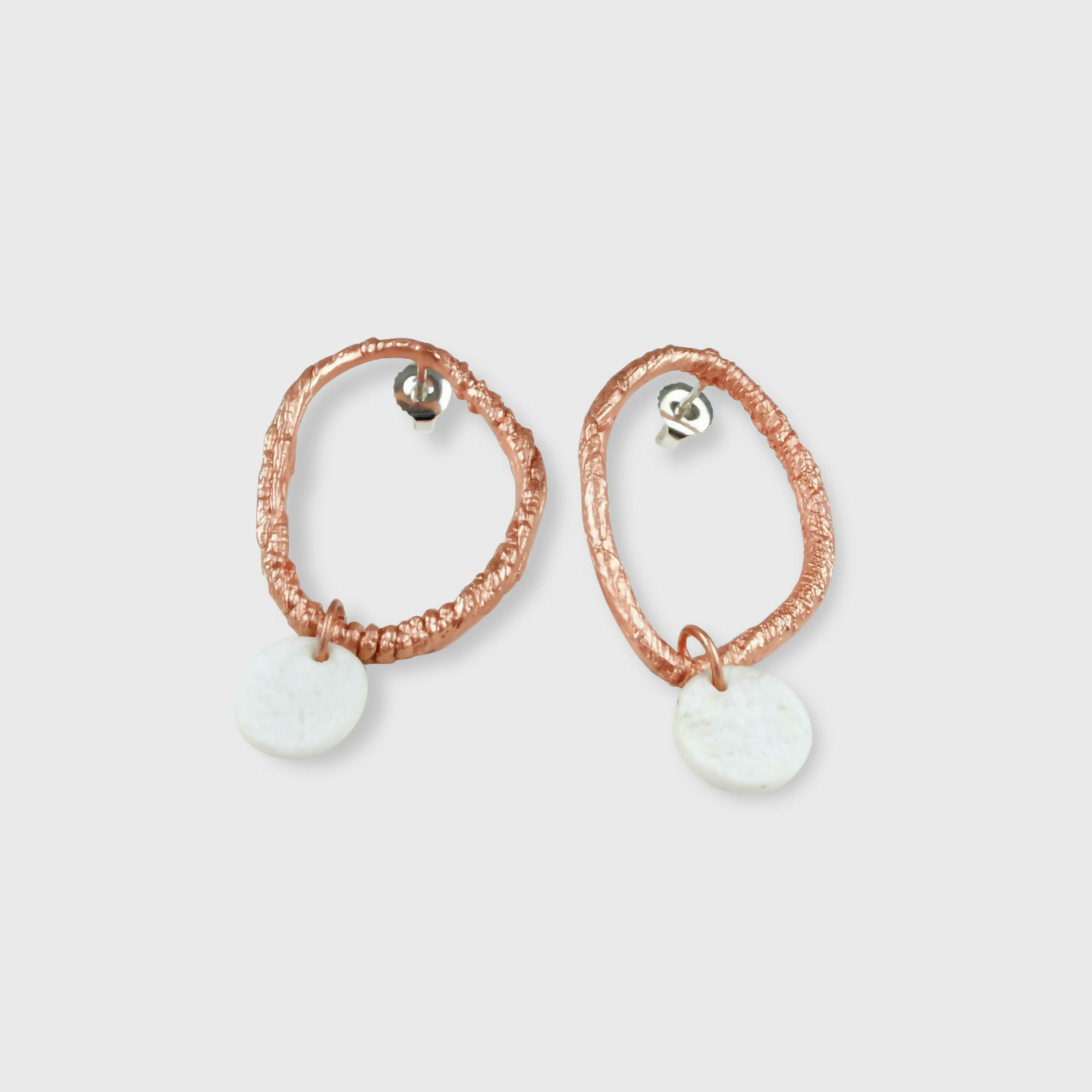 boucles_doreilles_ovales_porcelaine_et_cuivre_texture_atelier_christine_moquet1 copie | EMPREINTES Paris