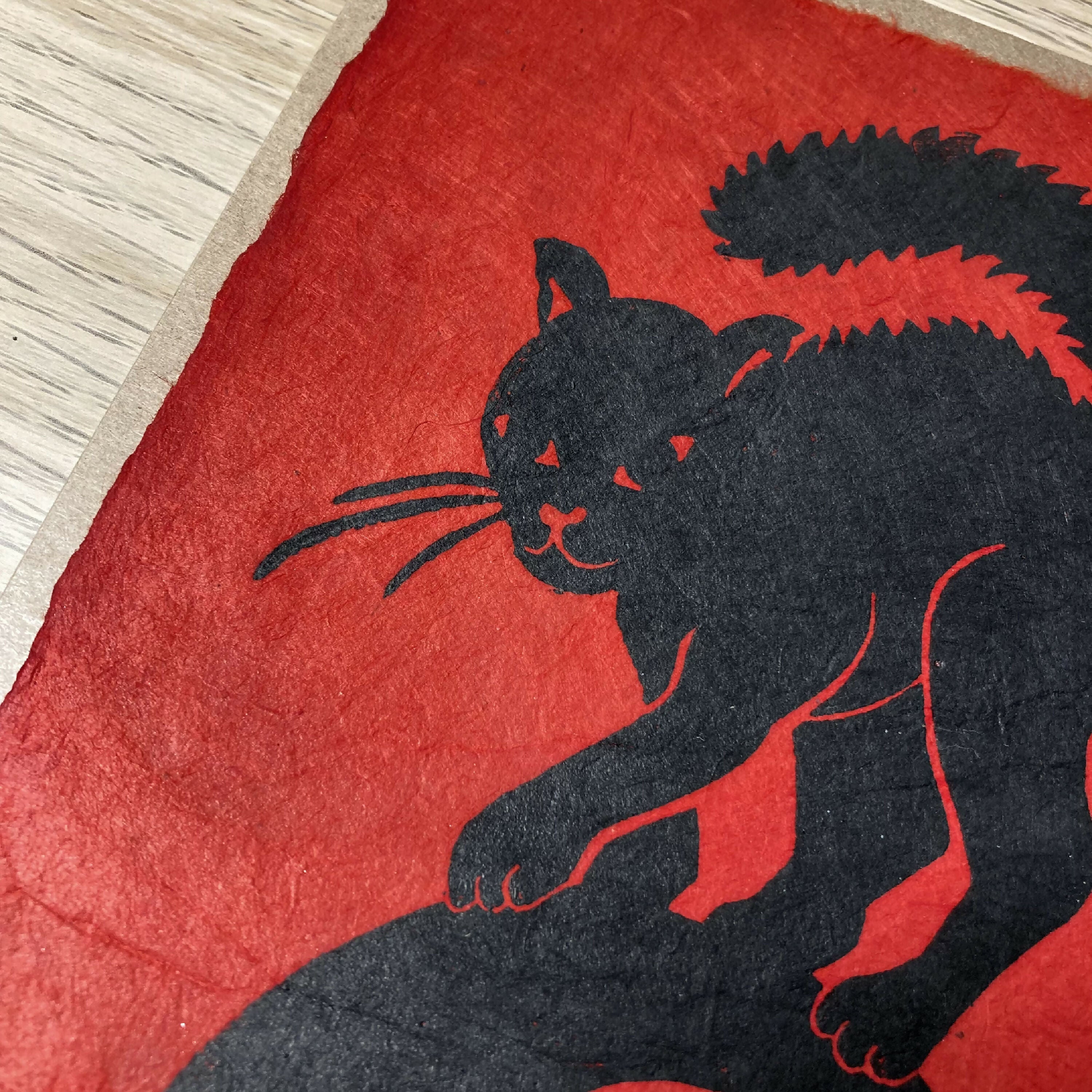 Linogravure Chat noir sur boule de snooker numéro 8 (papier Lokta rouge) | EMPREINTES Paris | EMPREINTES Paris