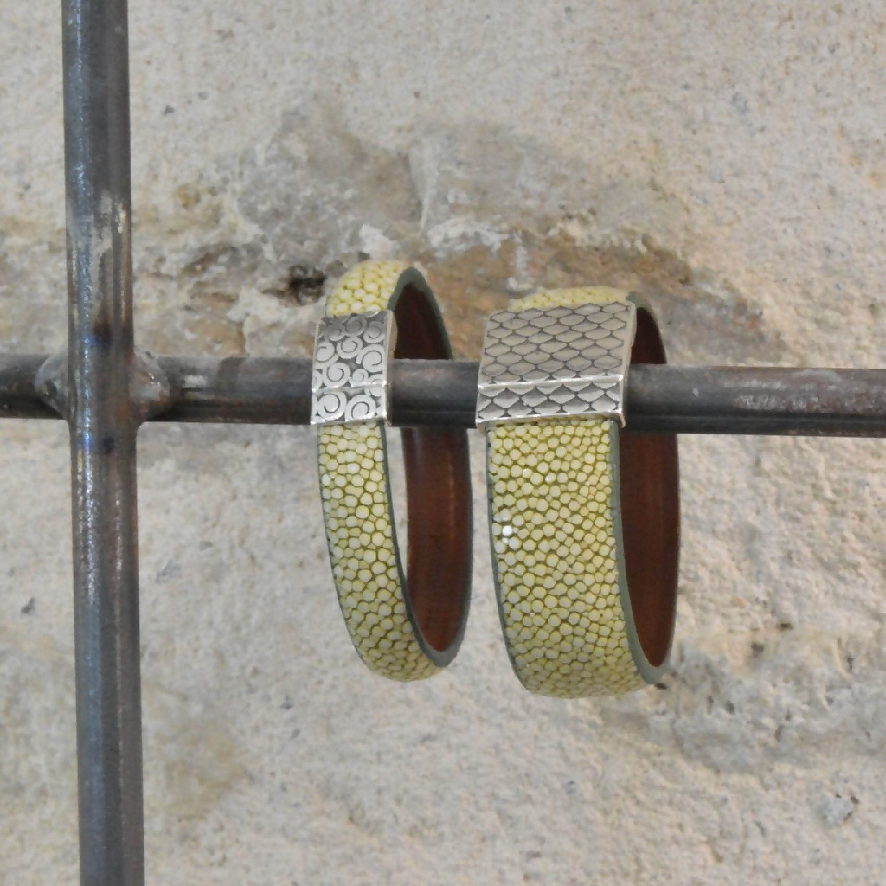 manchette_galuchat_kaki_fermoir_sirena_sylvie_zarnowski copie | EMPREINTES Paris