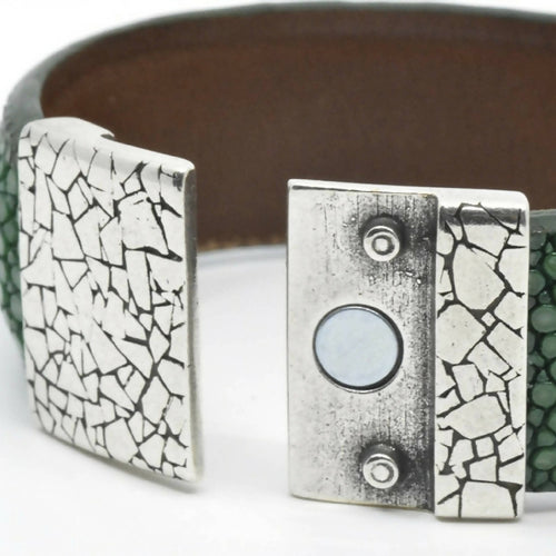 manchette_en_galuchat_vert_emeraude_fermoir_terra_sylvie_zarnowski copie | EMPREINTES Paris - EMPREINTES Paris