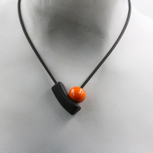 collier_atome_en_ceramique_coloree_et_tour_de_cou_noir_3_andreani_creations copie | EMPREINTES Paris - EMPREINTES Paris