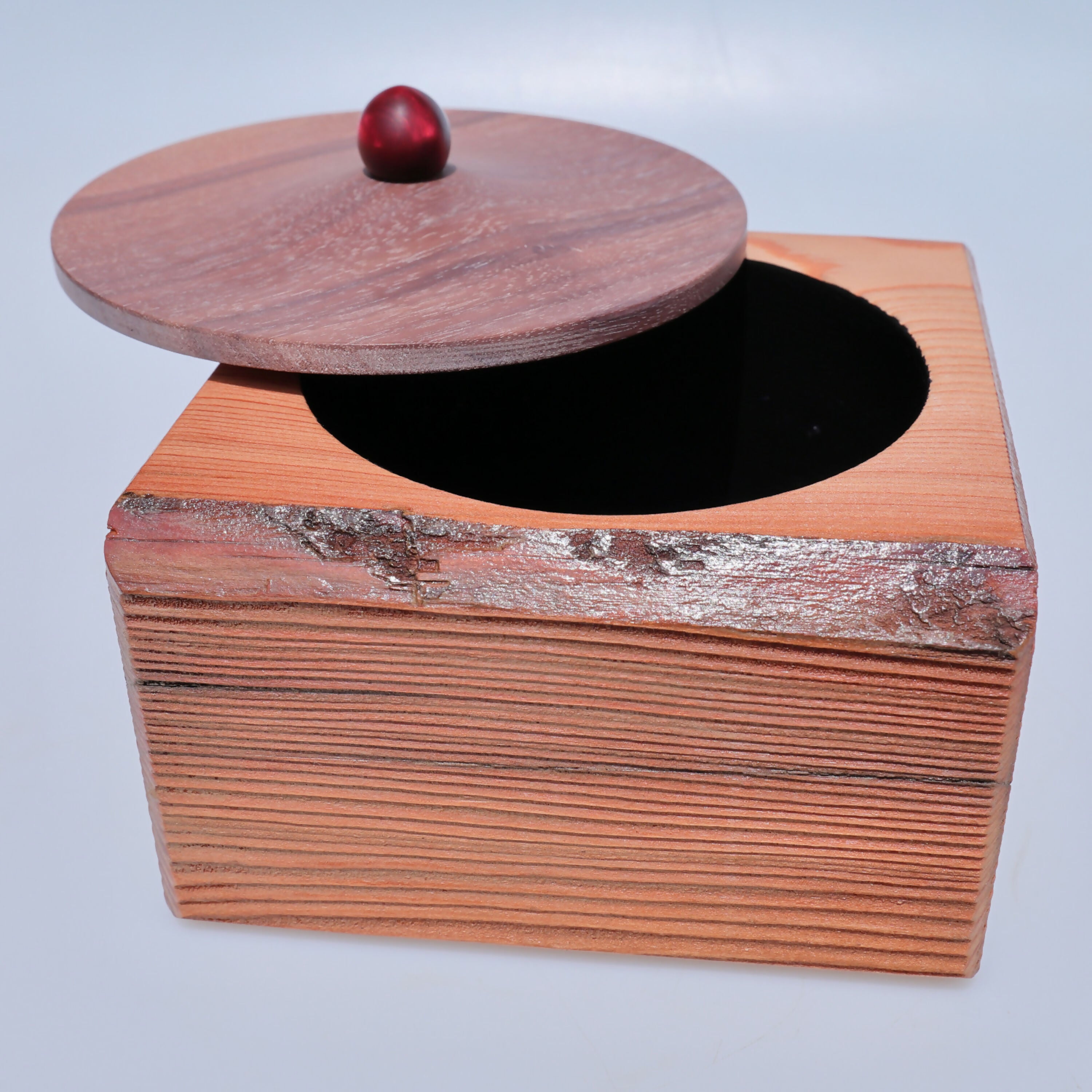 boite_carree_en_meleze_et_couvercle_en_noyer_et_resine_n°2_latelier_du_mercantour copie | EMPREINTES Paris