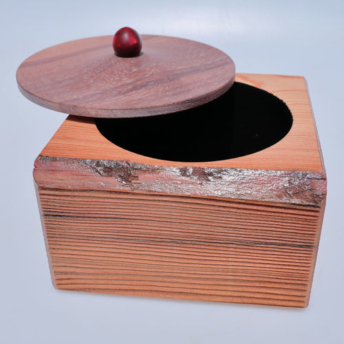 boite_carree_en_meleze_et_couvercle_en_noyer_et_resine_n°2_latelier_du_mercantour copie | EMPREINTES Paris - EMPREINTES Paris