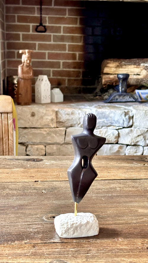 Figurine 26 en pierre calcaire, patine noir cuivré, socle en calcaire | EMPREINTES Paris - EMPREINTES Paris