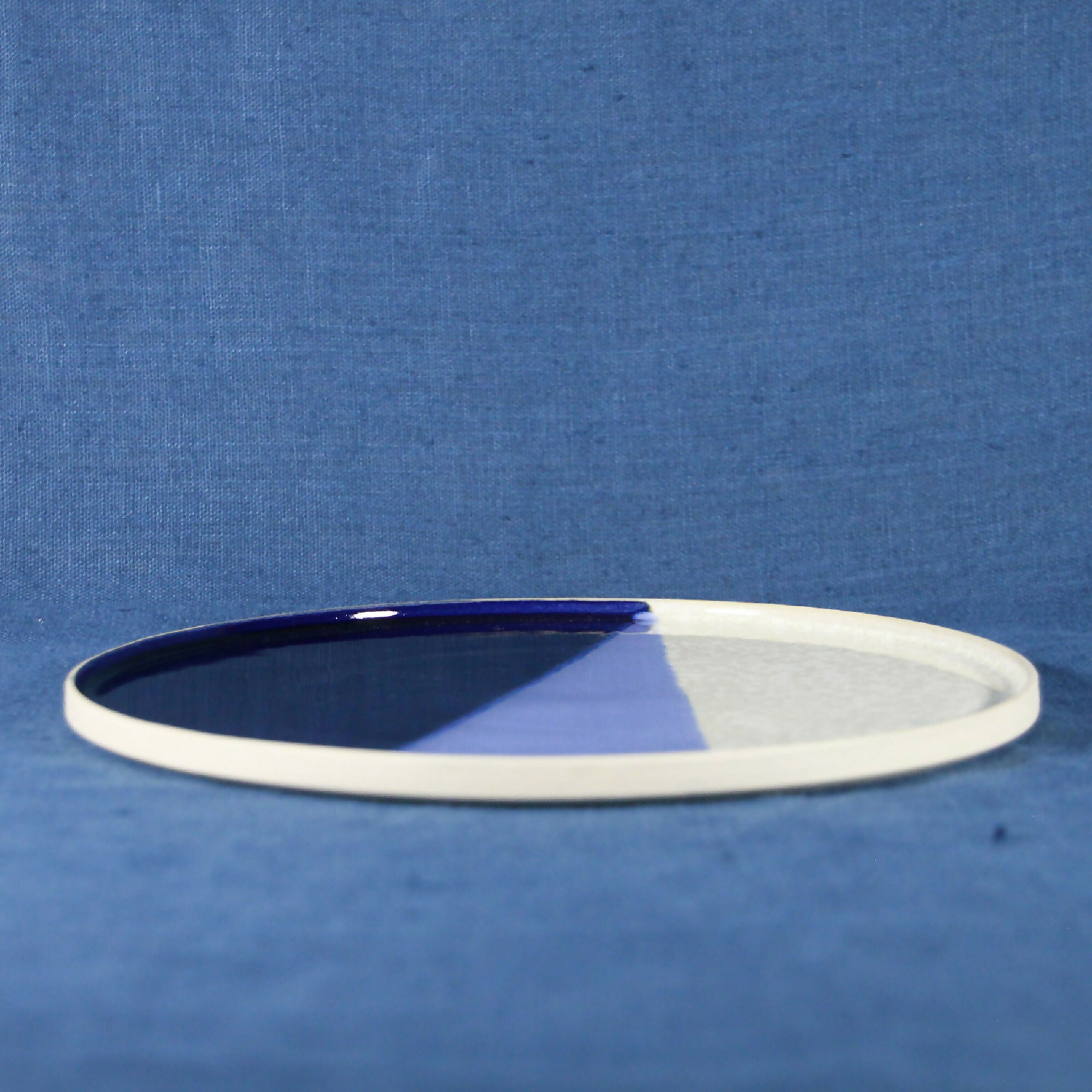 assiette_a_dejeuner_solaire_bleu_graphiste_en_terre copie | EMPREINTES Paris