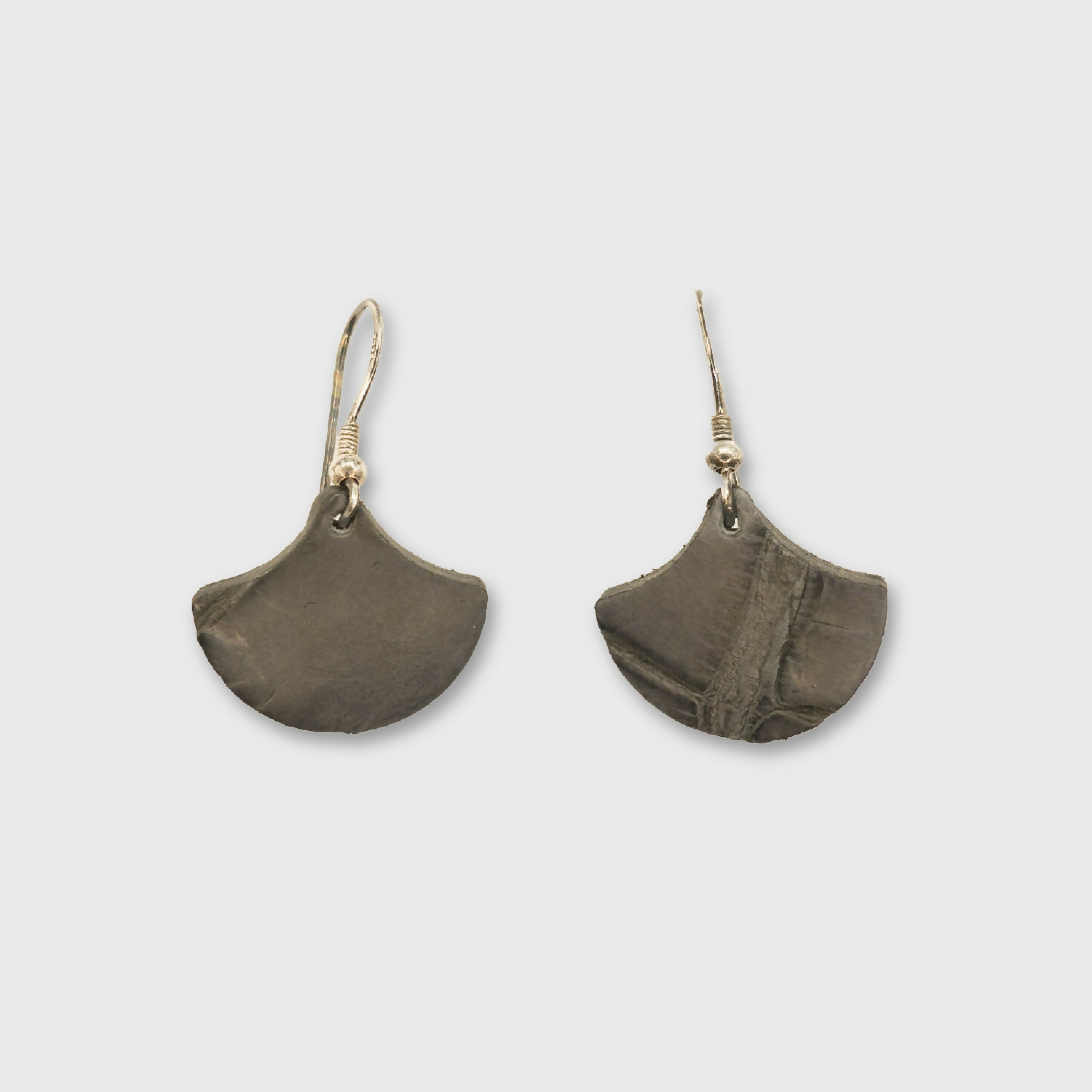 boucles_doreilles_gingko_anthracite_2cm_julie_troncin_maroquinerie copie | EMPREINTES Paris