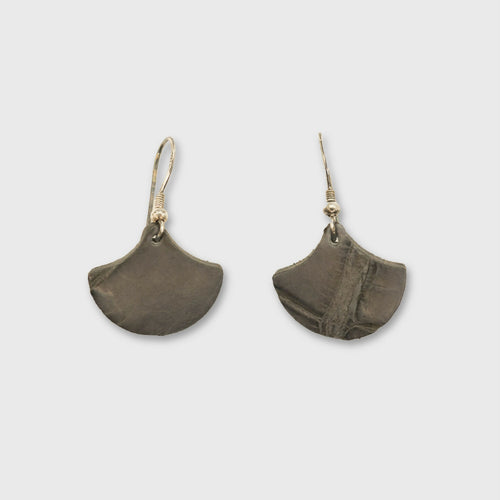 boucles_doreilles_gingko_anthracite_2cm_julie_troncin_maroquinerie copie | EMPREINTES Paris - EMPREINTES Paris