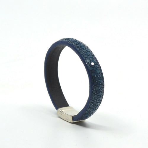 bracelet_en_galuchat_bleu_de_prusse_fermoir_eole_sylvie_zarnowski copie | EMPREINTES Paris - EMPREINTES Paris