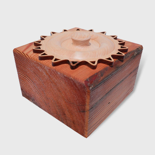 boite_carree_en_meleze_et_couvercle_en_hetre_soleil_latelier_du_mercantour copie | EMPREINTES Paris - EMPREINTES Paris