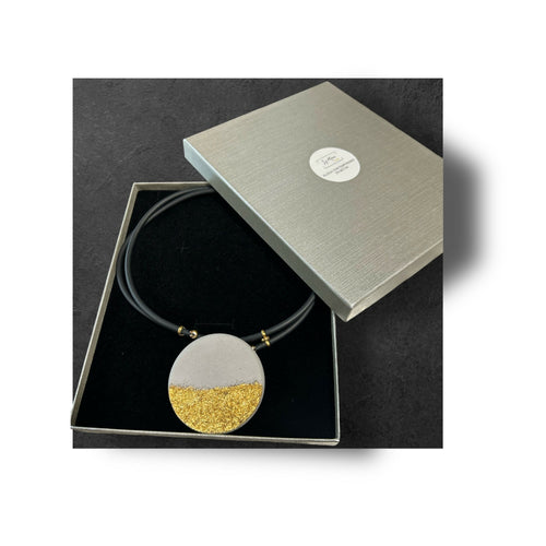 grand_collier_ines_en_beton_sable_et_feuille_dor_icy_mouse copie | EMPREINTES Paris - EMPREINTES Paris