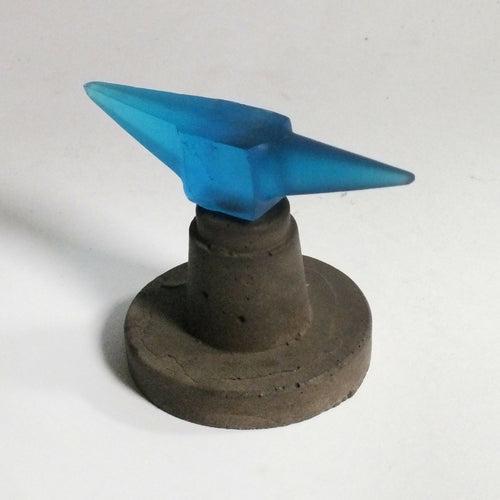 sculpture_petite_enclume_pate_de_cristal_sur_socle_ciment_jean_gazdac | EMPREINTES Paris - EMPREINTES Paris