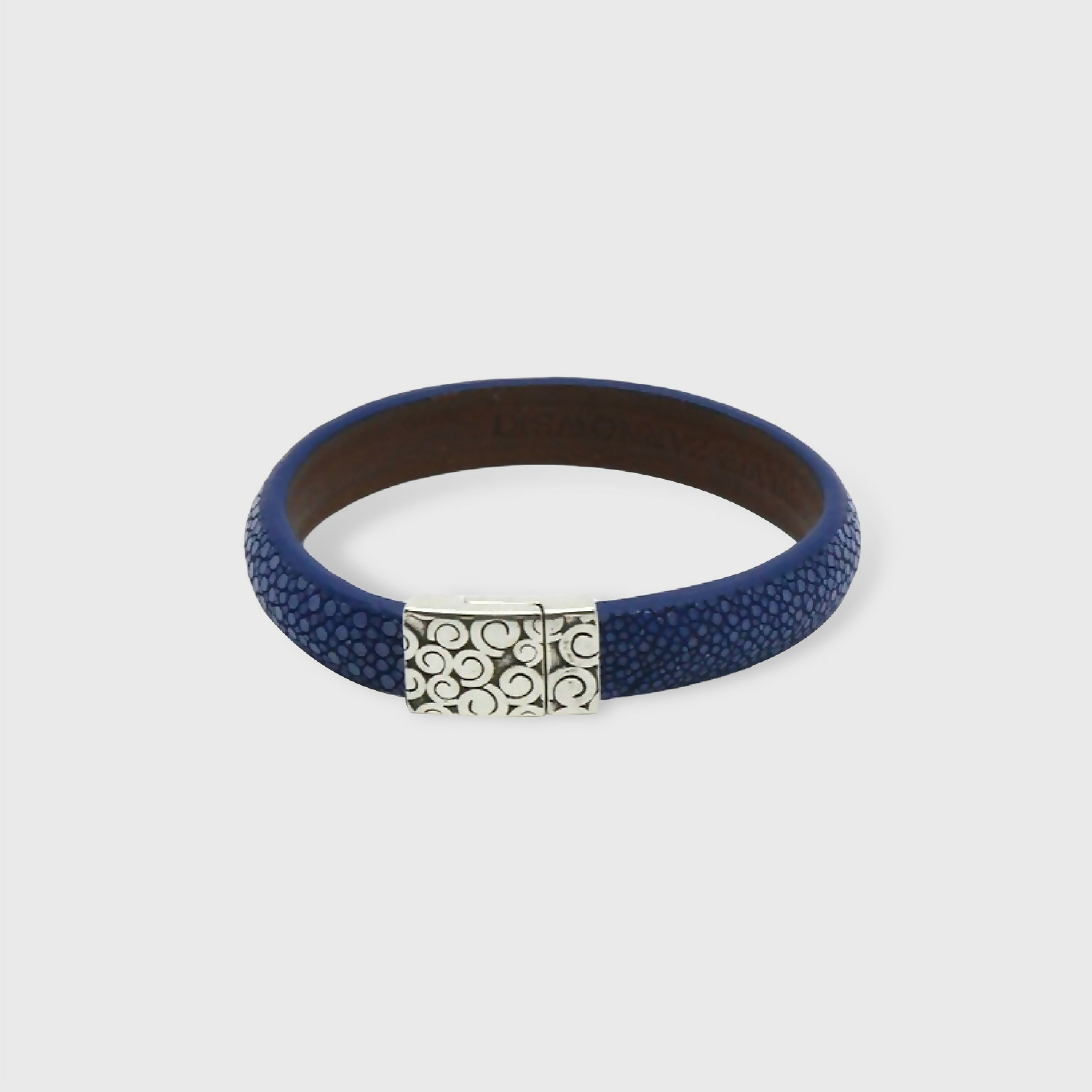 bracelet_en_galuchat_bleu_fermoir_eole_sylvie_zarnowski copie | EMPREINTES Paris