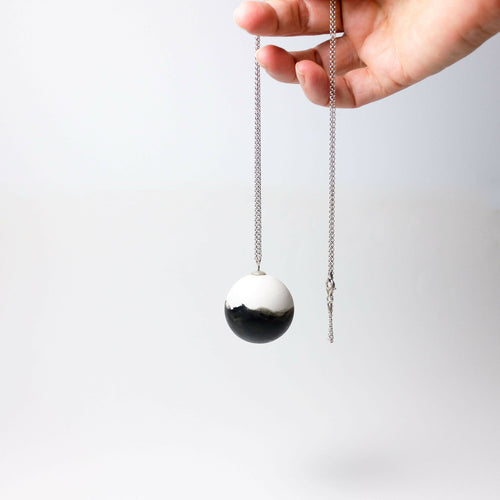 collier_porcelaine_boule_paysage_chaine_argent_atelier_christine_moquet copie | EMPREINTES Paris - EMPREINTES Paris