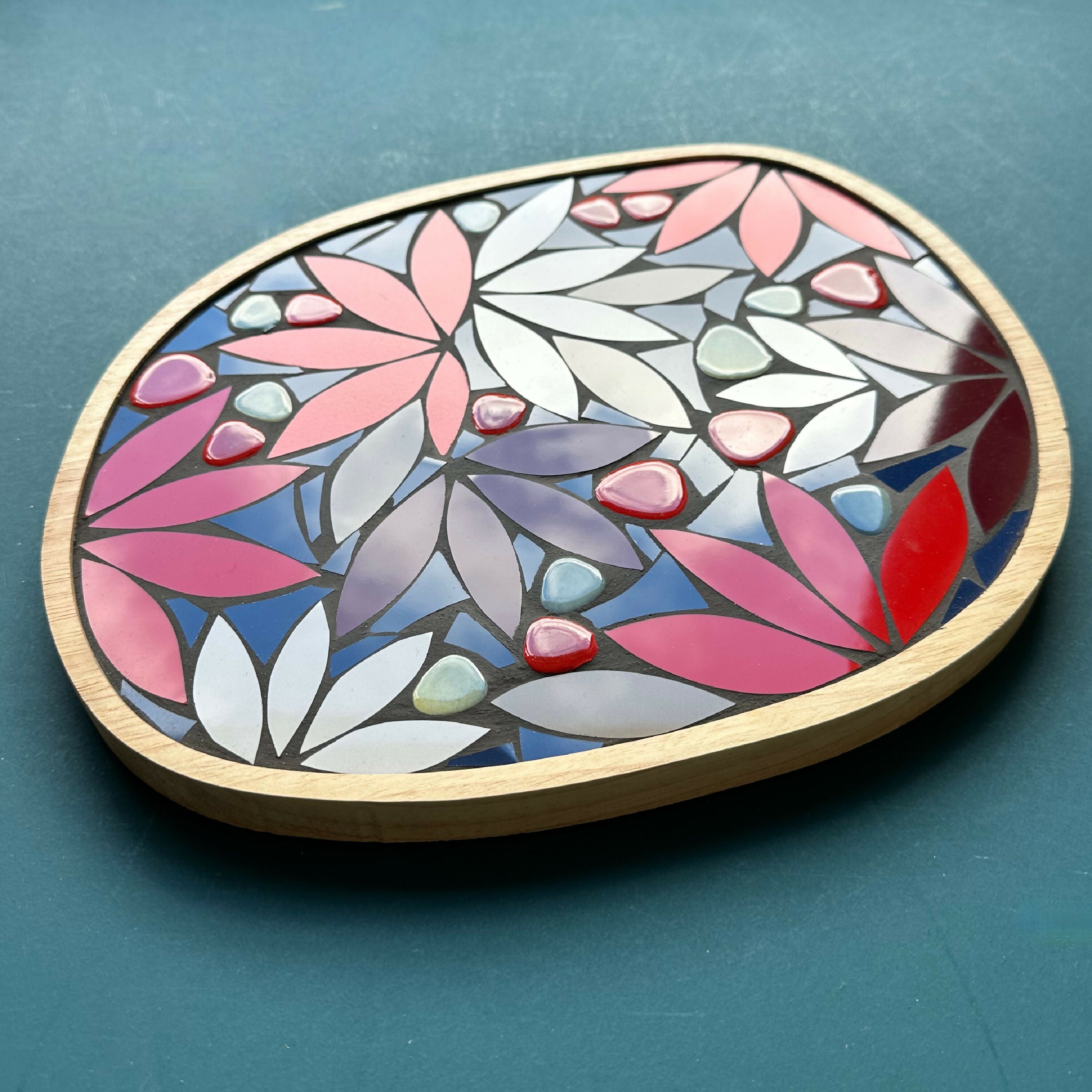 Plateau Magnolias rouge et gris fond marine 2 | EMPREINTES Paris