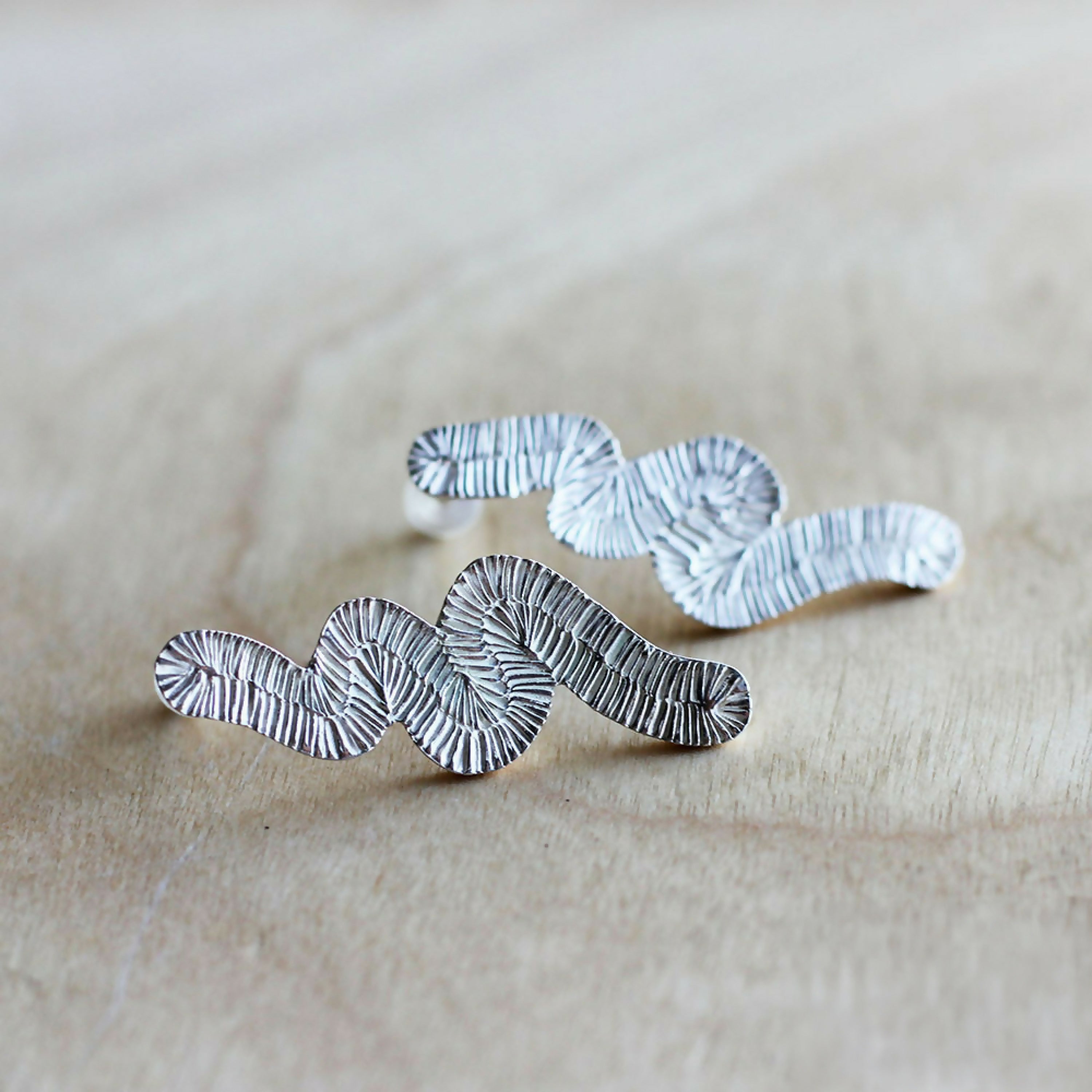 grandes_boucles_doreilles_puces_volutes_zigzag_en_argent_massif_recycle_maa_bijoux copie | EMPREINTES Paris