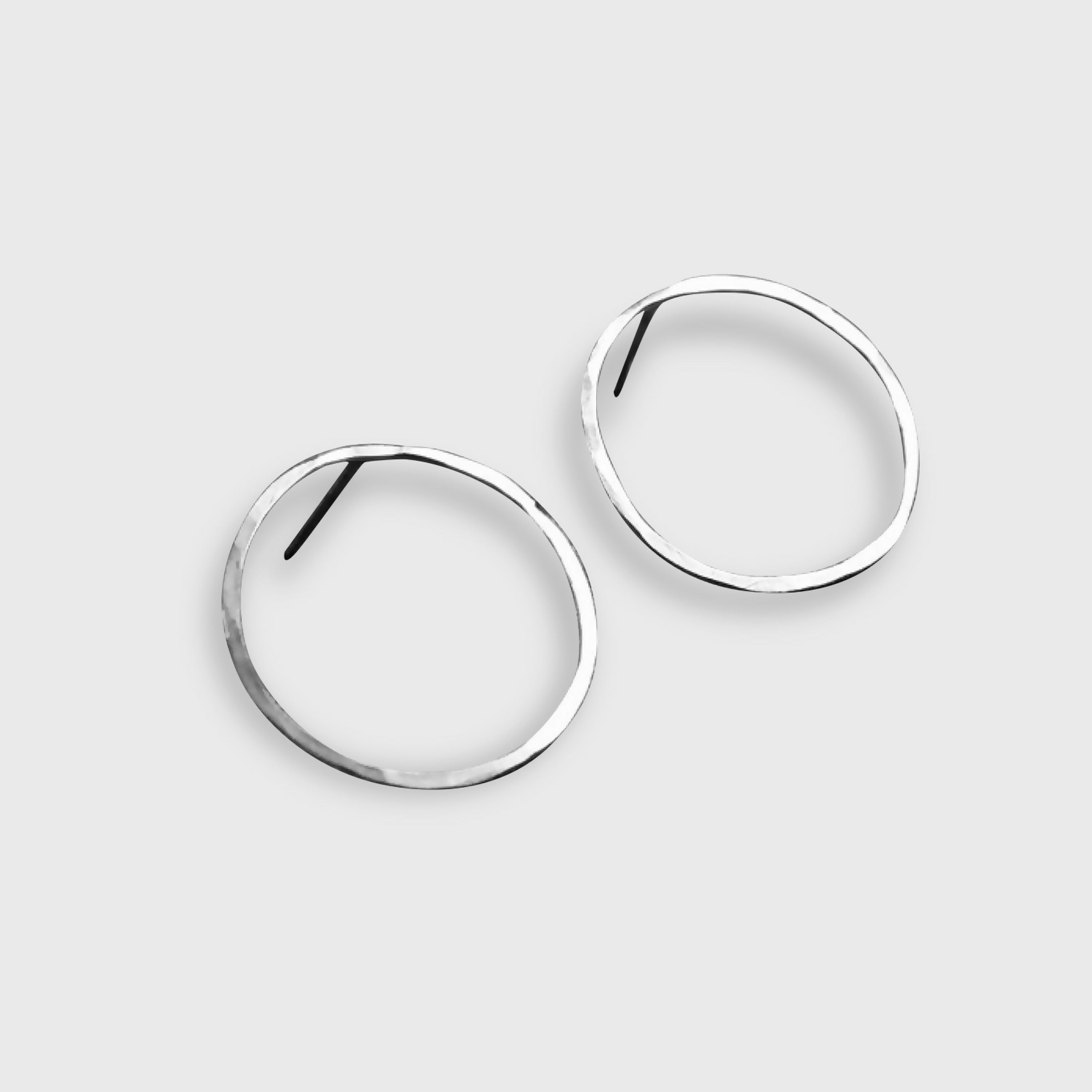 Boucles d’oreilles cercles en fils d’argent massif martelés | EMPREINTES Paris