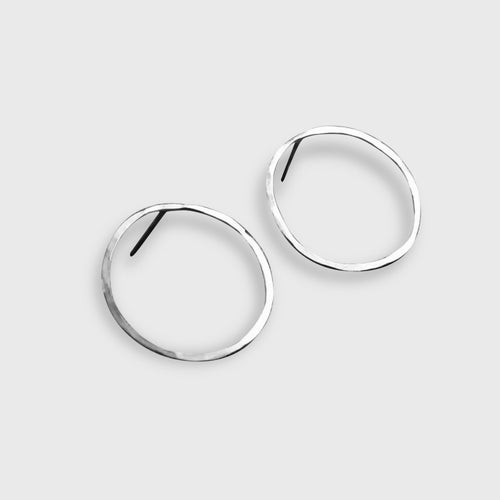 Boucles d’oreilles cercles en fils d’argent massif martelés | EMPREINTES Paris - EMPREINTES Paris