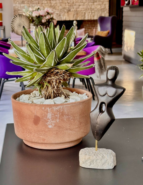 Figurine 26 en pierre calcaire, patine noir cuivré, socle en calcaire | EMPREINTES Paris - EMPREINTES Paris