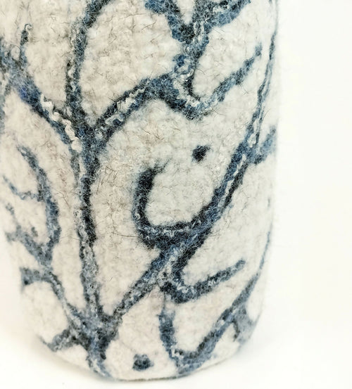 vase_haut_algues_bleublanc_en_feutre_de_laine_atelier_lanzetta copie | EMPREINTES Paris - EMPREINTES Paris
