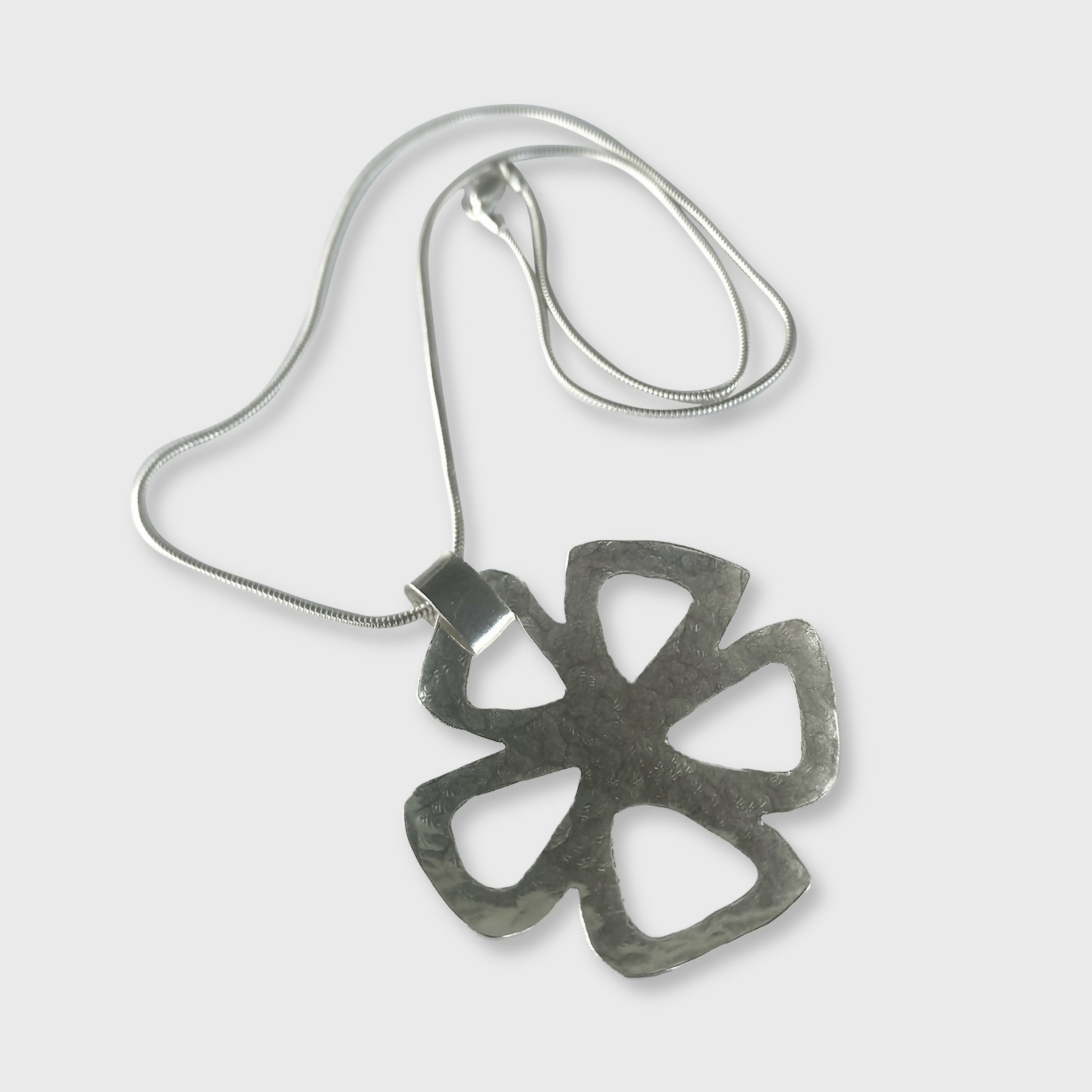 pendentif_fleur_en_argent_massif_martele_sur_chaine_serpent_en_argent_artyssia copie | EMPREINTES Paris