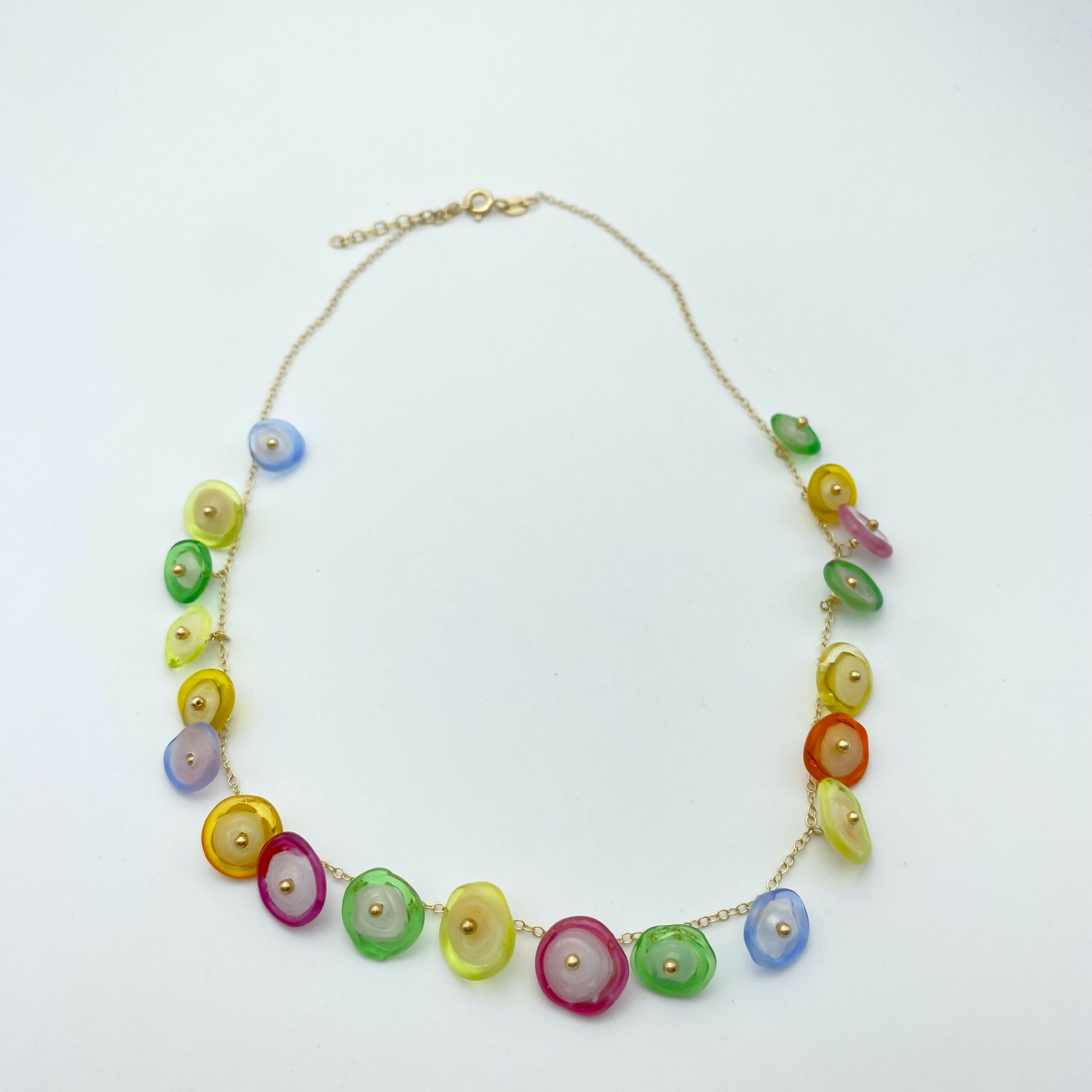 collier_de_perles_en_verre_multicolore_montees_sur_une_chaine_en_argent_plaque_or copie | EMPREINTES Paris