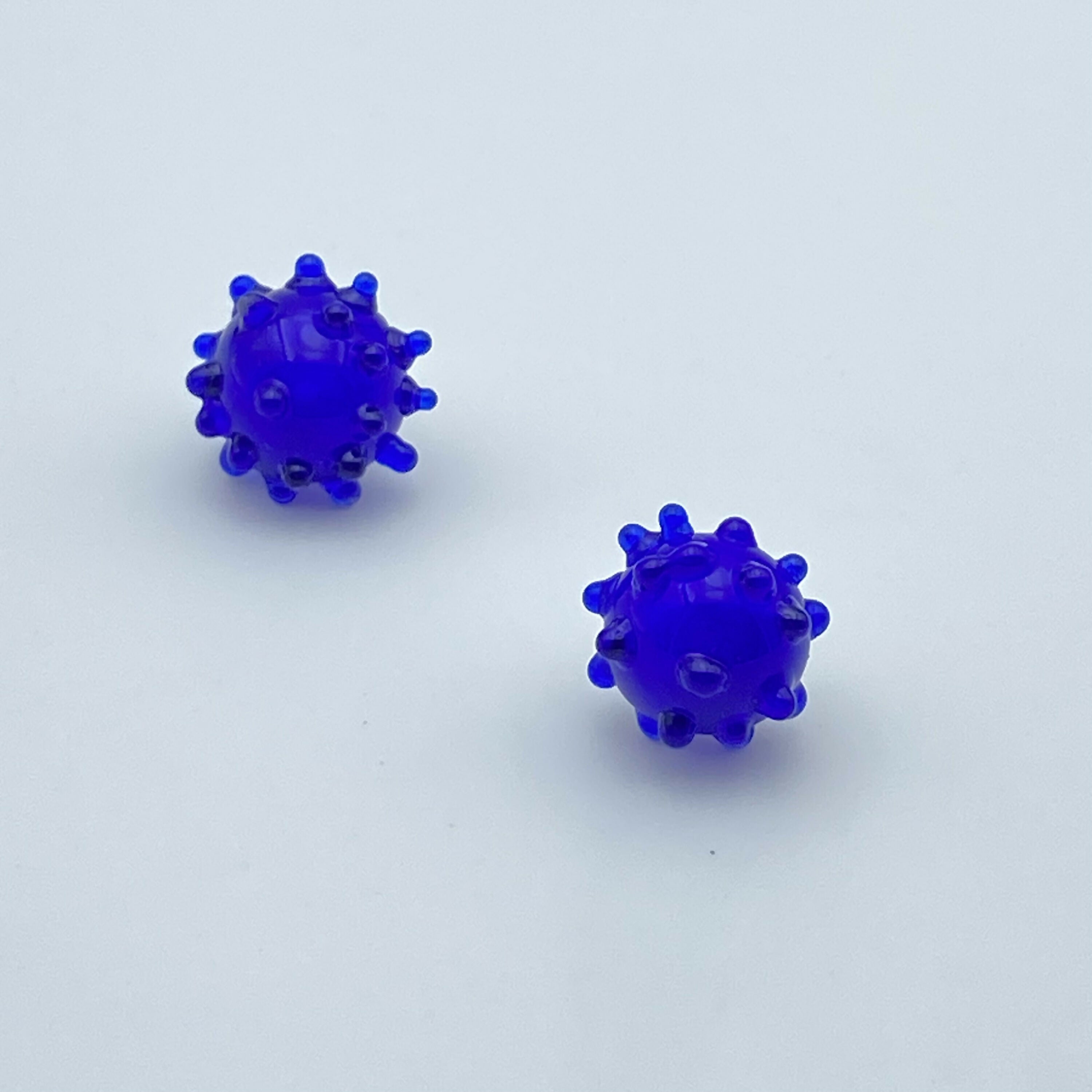 boucles_doreilles_puces_en_verre_bleu_cobalt_lathoumetie_helene copie | EMPREINTES Paris