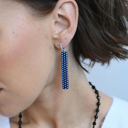 Boucles d'oreilles asymétriques Perlé bleu azur | EMPREINTES Paris - EMPREINTES Paris