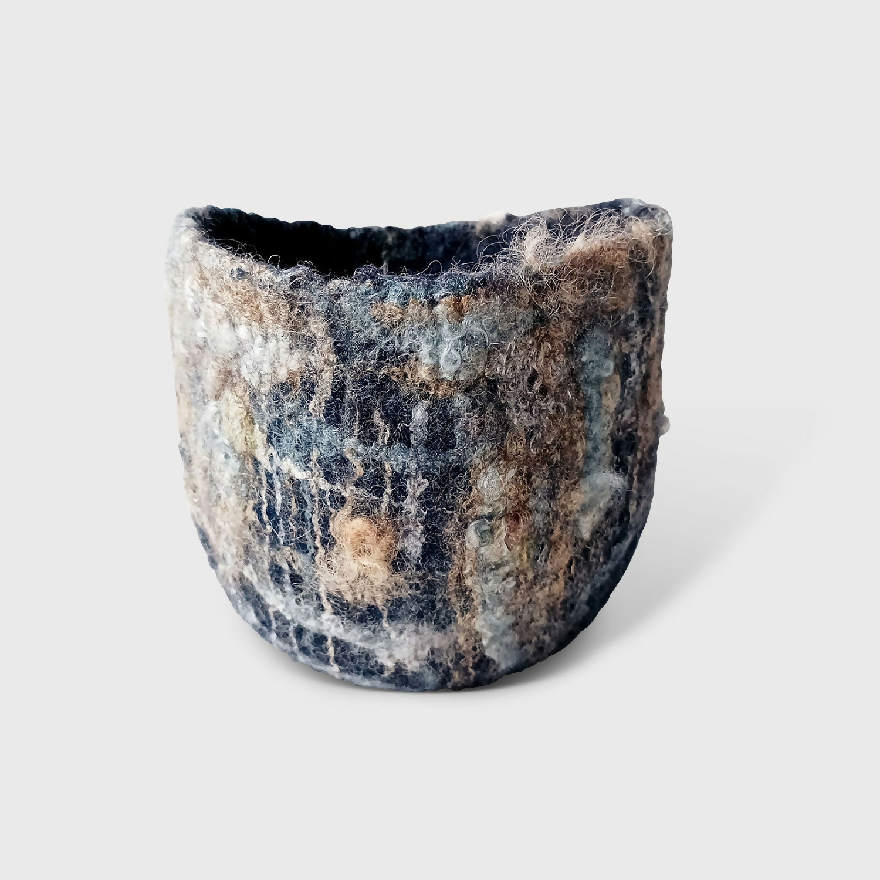 Vide-poche texturé en feutre de laine indigo et soie mordorée | EMPREINTES Paris