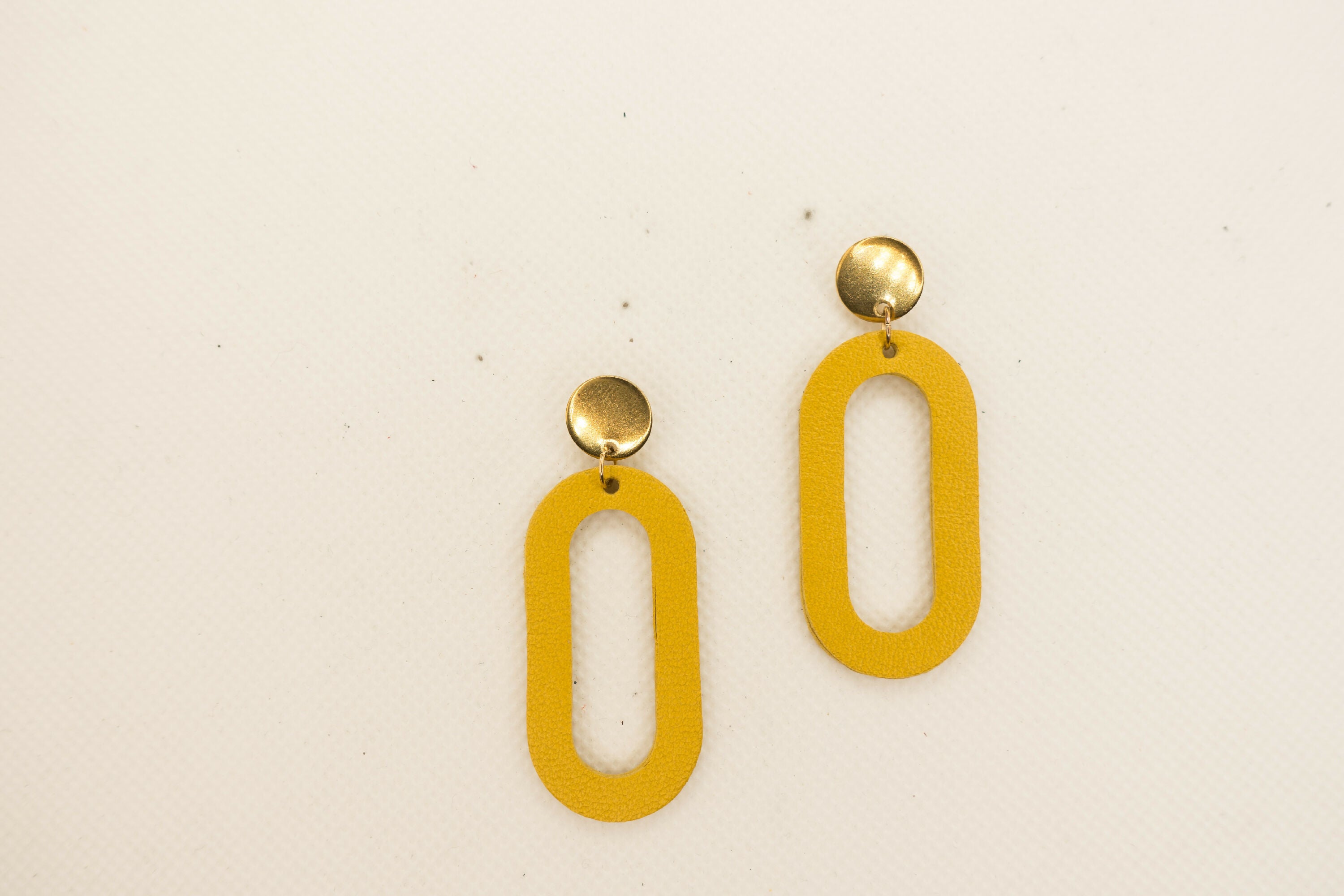 boucles_doreilles_arche_art_deco_en_cuir_jaune_moutarde_julie_troncin_maroquinerie | EMPREINTES Paris