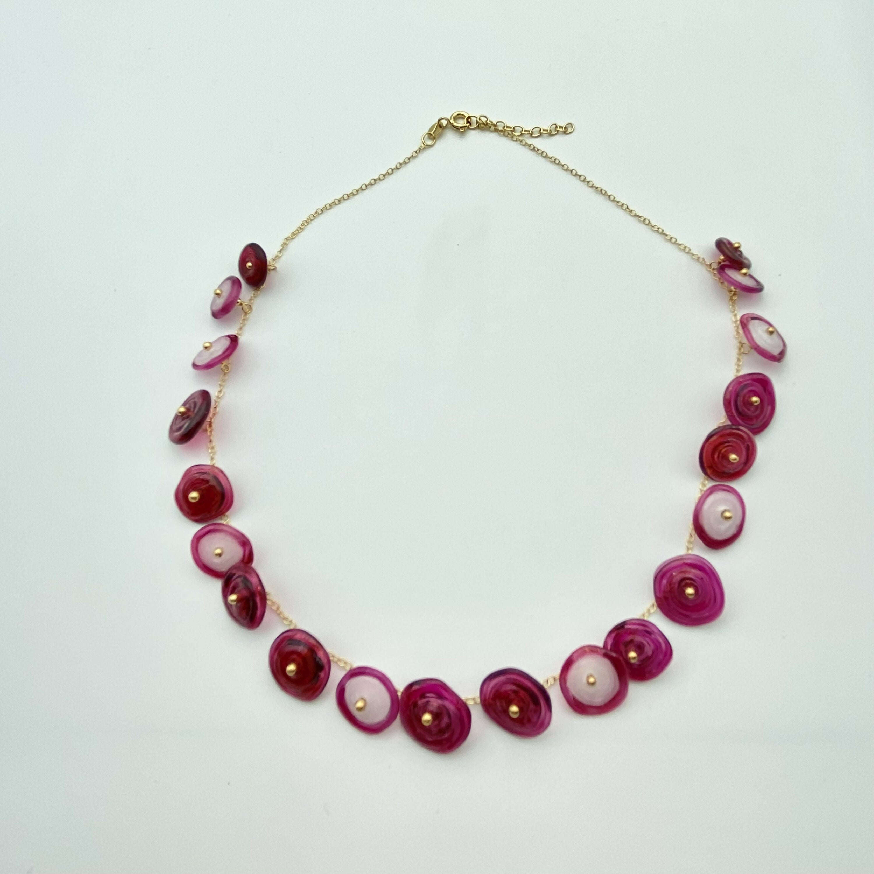 collier_avec_perles_en_verre_de_couleur_pourpre_monte_sur_une_chaine_en_argent_plaque_or_lathoumetie_helene copie | EMPREINTES Paris