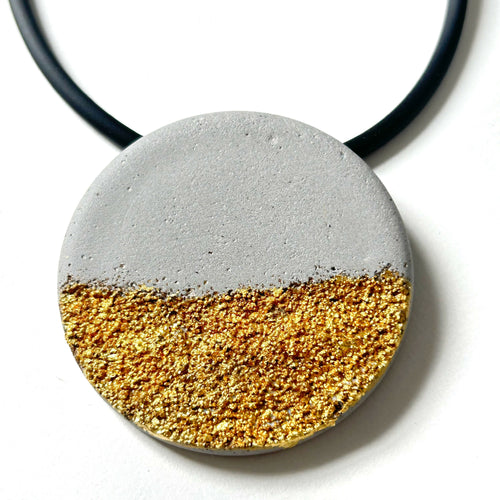 grand_collier_ines_en_beton_sable_et_feuille_dor_icy_mouse copie | EMPREINTES Paris - EMPREINTES Paris