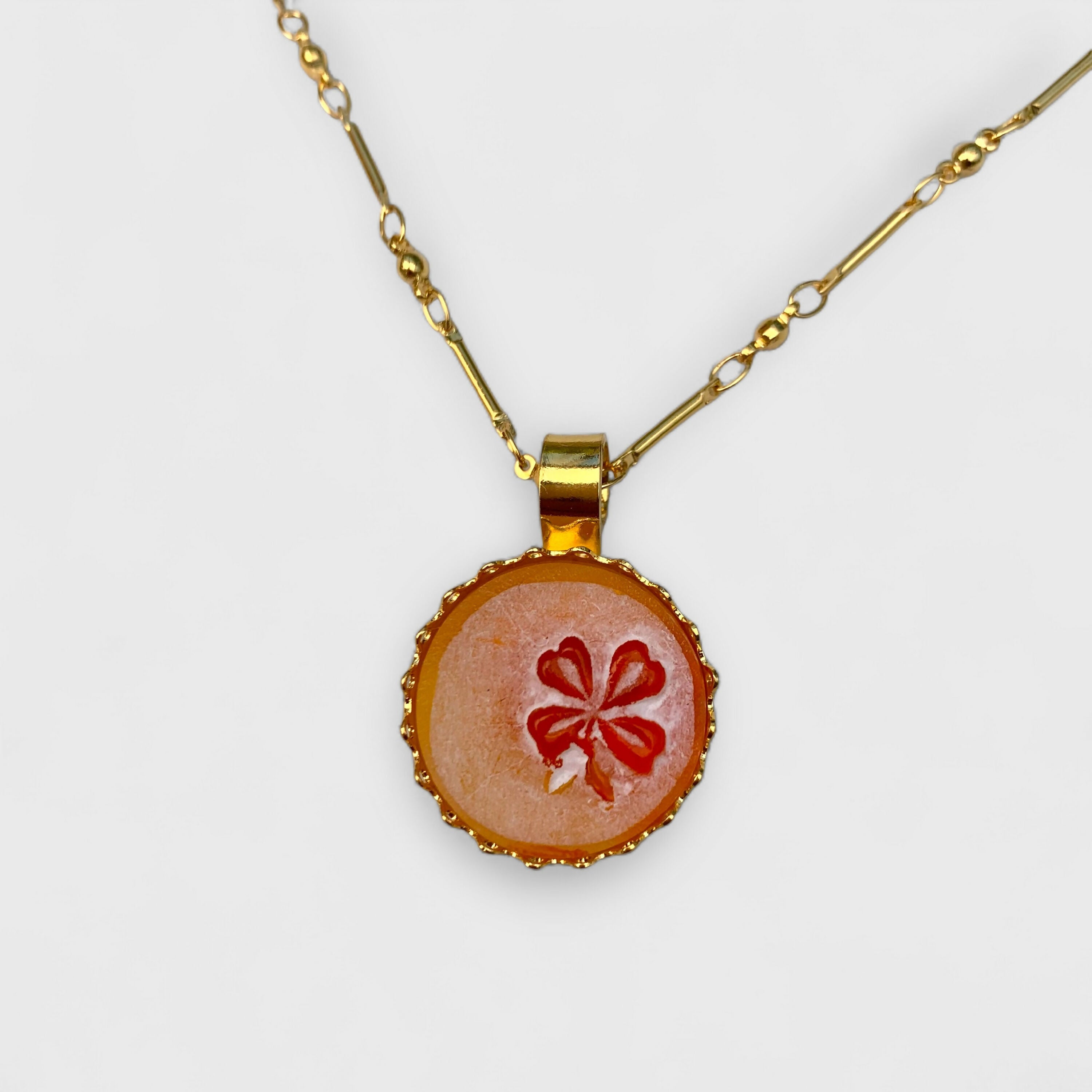 trefle_cadeau-bijou-orange_marguerite_fleur_floral_frais_printemps_art-nouveau_art-deco_romantique_collier-femme,_bijoux-féminin_artisanat-art_made-in-France_upcycling_bijoux-de-créateur_bohème-chic_bobo-parisien_hippie-chic_bijou-haute-fantaisie,_cadeau-ideal-femme_cadeau-fete-des-meres_cadeau-anniversaire | EMPREINTES Paris