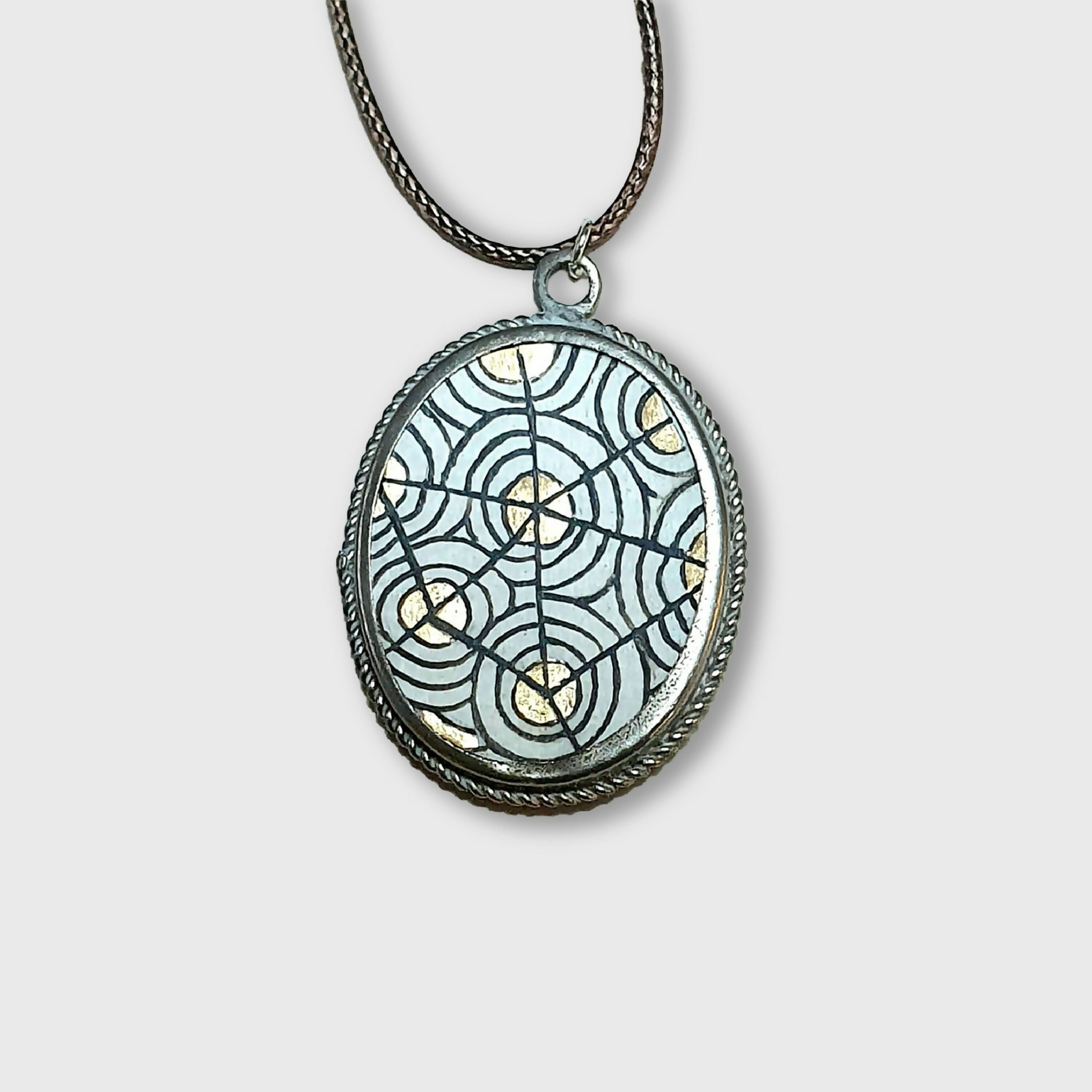 medaillon_a_motifs_geometriques_les_parchemins_dores_enluminure copie | EMPREINTES Paris