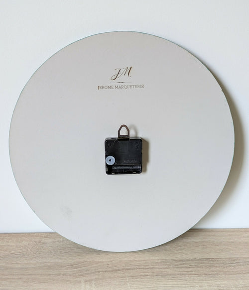horloge_murale_ronde_avec_marqueterie_de_paille_verte_bleutee_et_dore_jerome_ebenisterie copie | EMPREINTES Paris - EMPREINTES Paris