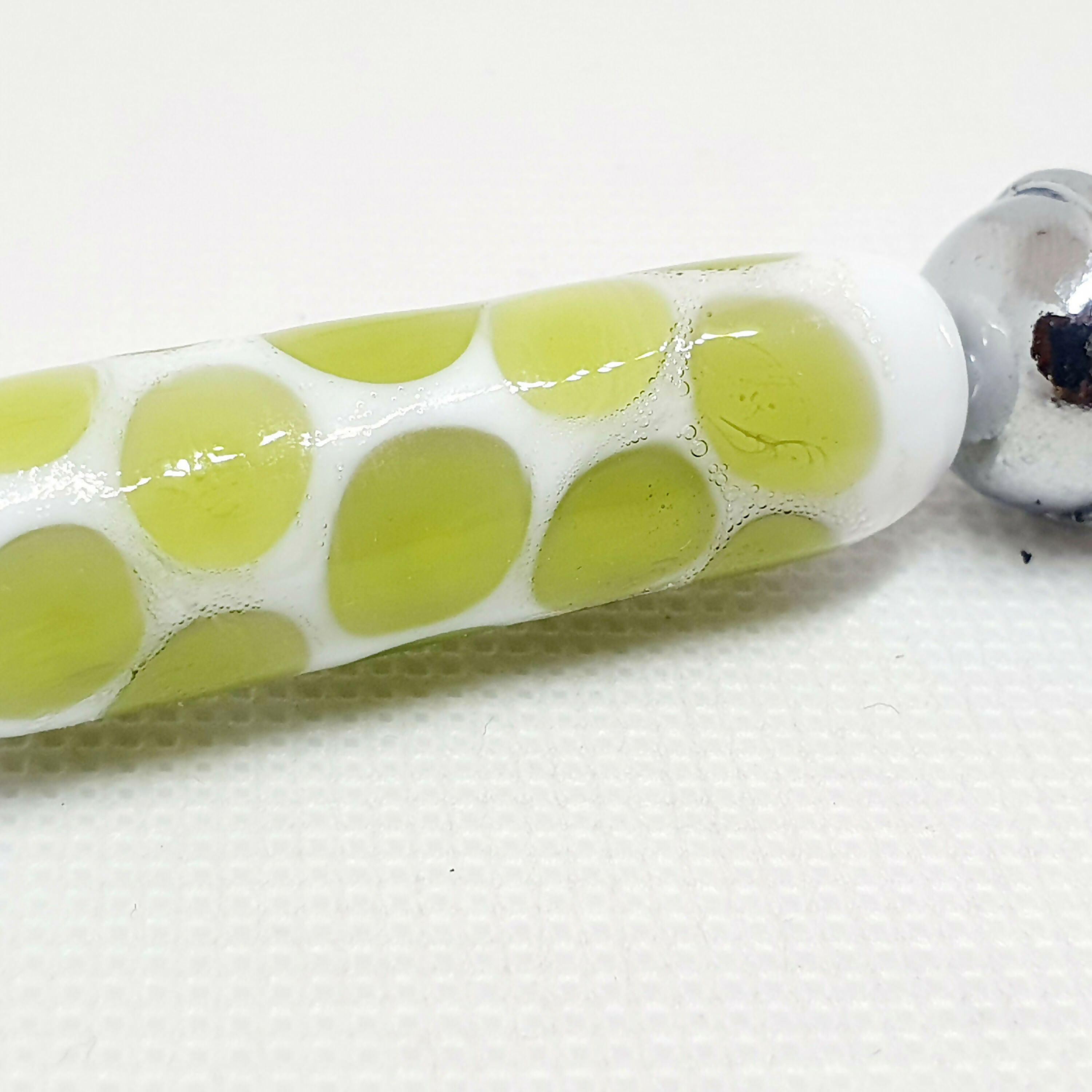 Décapsuleur Ouvre-bouteille en verre blanc et pois vert pomme | EMPREINTES Paris