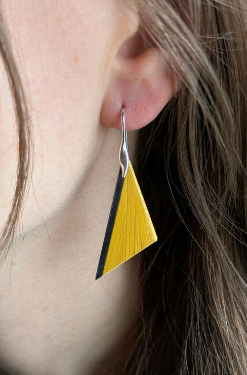 Boucles d'oreilles Triangulaires avec Marqueterie de Paille Jaune et Gris Anthracite - crochets argent 925 | EMPREINTES Paris - EMPREINTES Paris