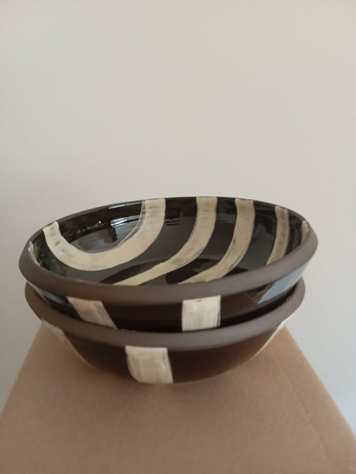 assiette_creuse_fond_noir_rayures_blanches_georgie_blin_ceramiste copie | EMPREINTES Paris - EMPREINTES Paris