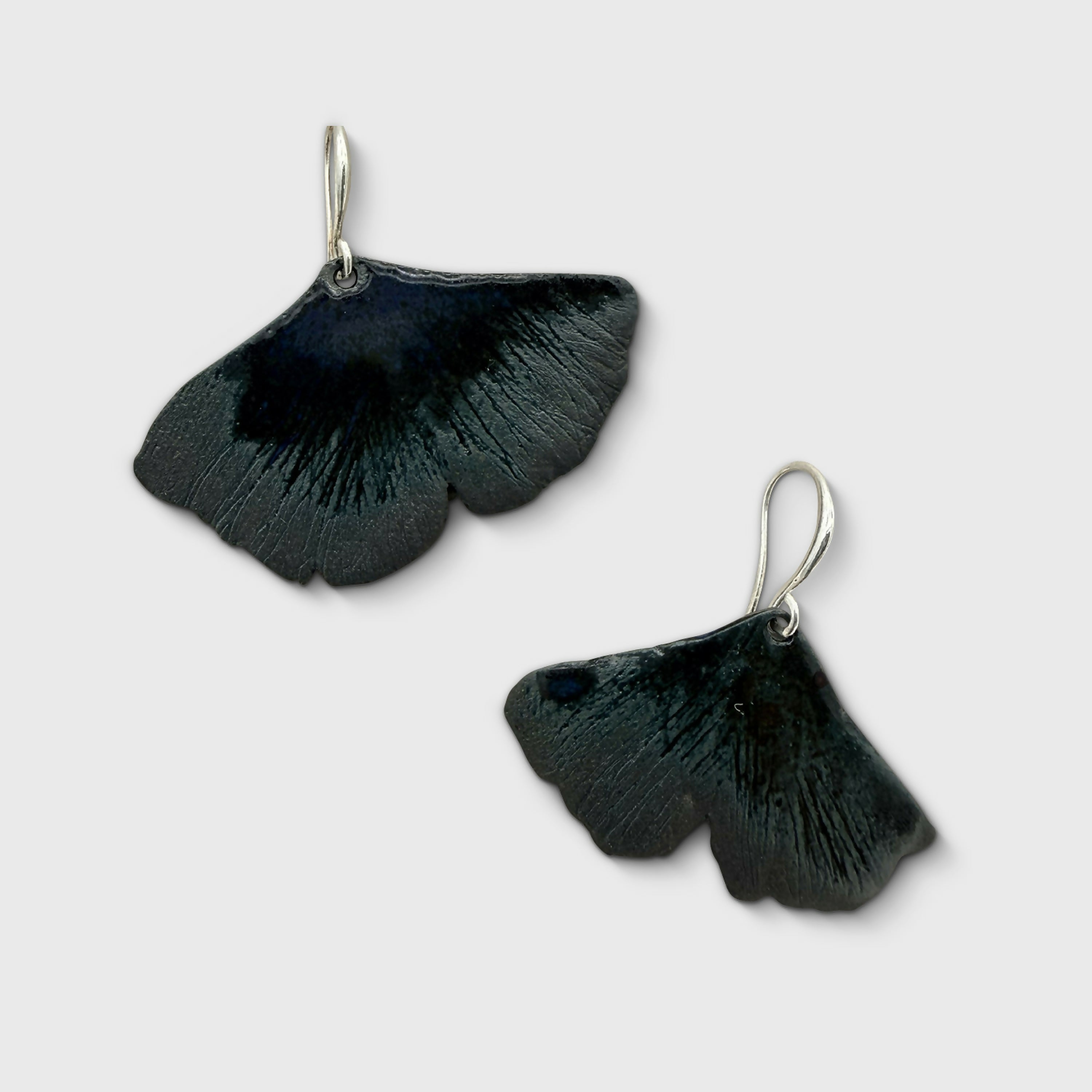 Boucles d’oreilles ginkgo bleu nuit | EMPREINTES Paris