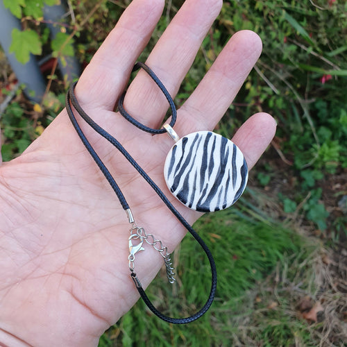 Pendentif zébré en céramique fait main | EMPREINTES Paris - EMPREINTES Paris
