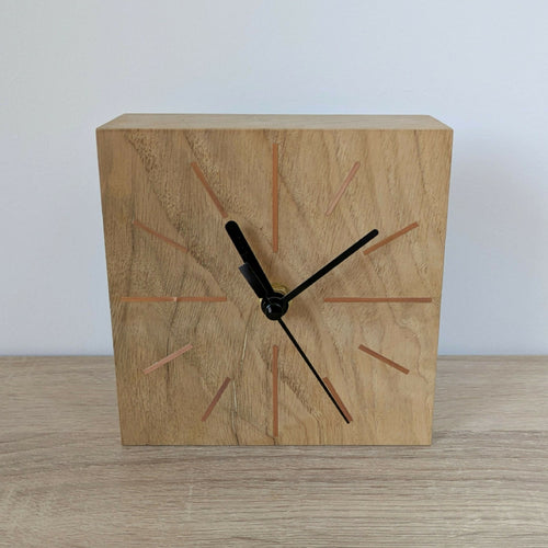 horloge_de_bureau_carree_en_chene_massif_et_marqueterie_de_paille_cuivre_jerome_ebenisterie | EMPREINTES Paris - EMPREINTES Paris