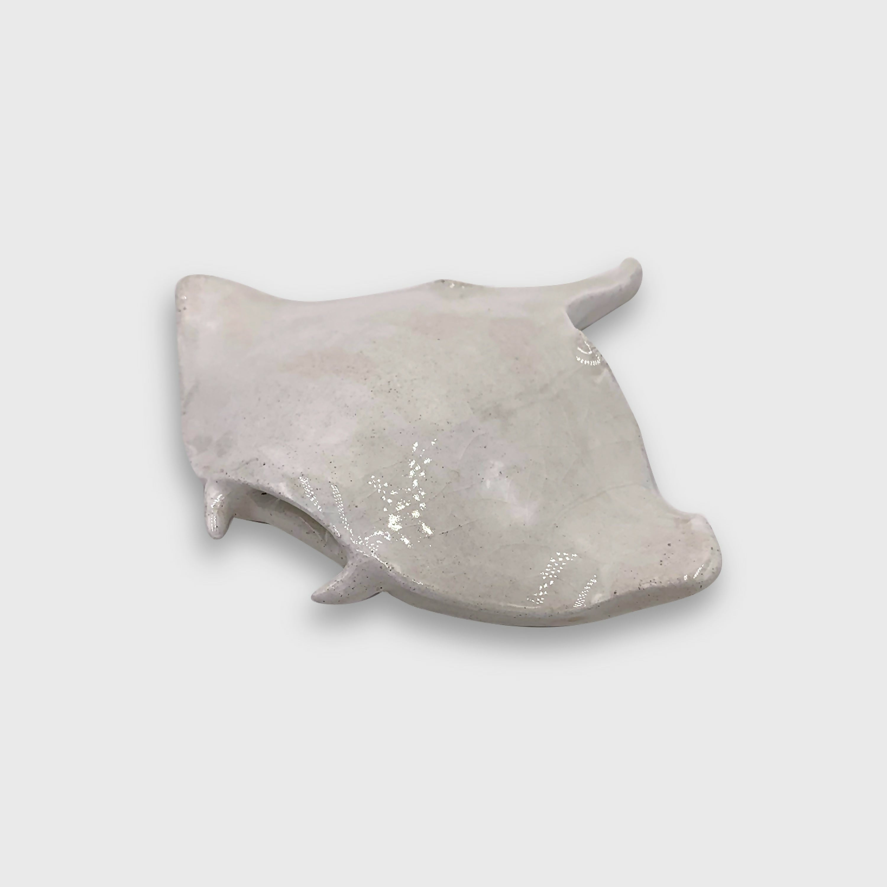 Sculpture moyenne petite Raie Manta en grès blanc - prenant copie | EMPREINTES Paris