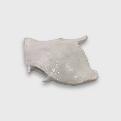 Sculpture moyenne petite Raie Manta en grès blanc - prenant copie | EMPREINTES Paris - EMPREINTES Paris