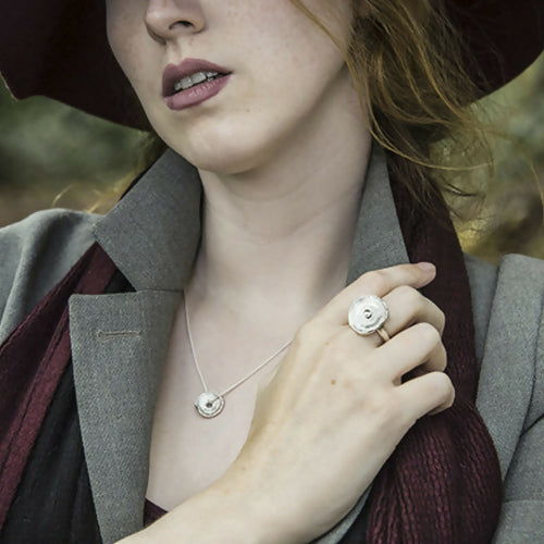 Petit collier en argent massif, Pendentif inspiré par les rondelles de bois | EMPREINTES Paris - EMPREINTES Paris