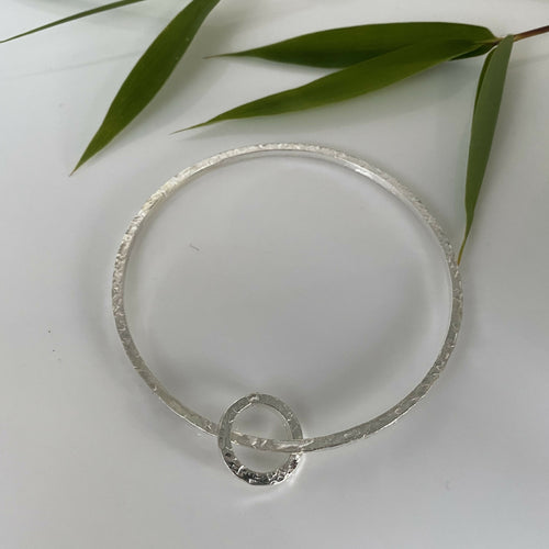 bracelet_jonc_en_argent_massif_martele_et_sa_breloque_assortie_artyssia | EMPREINTES Paris - EMPREINTES Paris