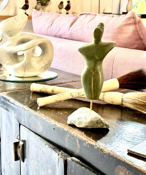 Figurine 25 en pierre calcaire, patine vert bronze, socle en granite vert | EMPREINTES Paris - EMPREINTES Paris