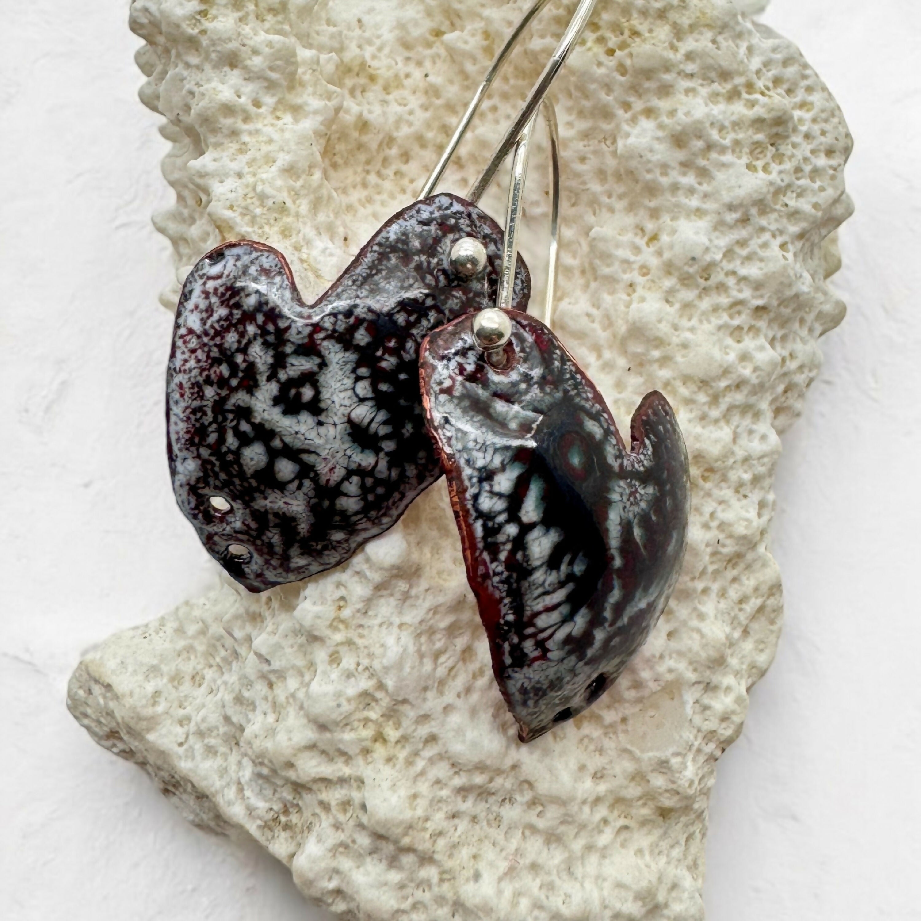 boucles_doreilles_coeurs_corbeaux_emaux_emoi copie | EMPREINTES Paris