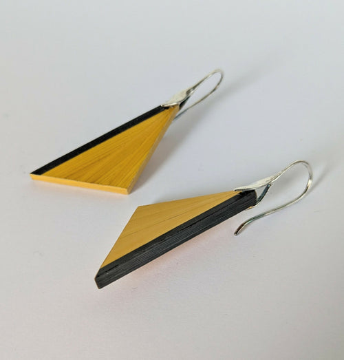 Boucles d'oreilles Triangulaires avec Marqueterie de Paille Jaune et Gris Anthracite - crochets argent 925 | EMPREINTES Paris - EMPREINTES Paris