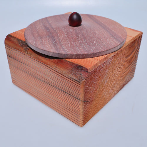 boite_carree_en_meleze_et_couvercle_en_noyer_et_resine_n°2_latelier_du_mercantour copie | EMPREINTES Paris - EMPREINTES Paris