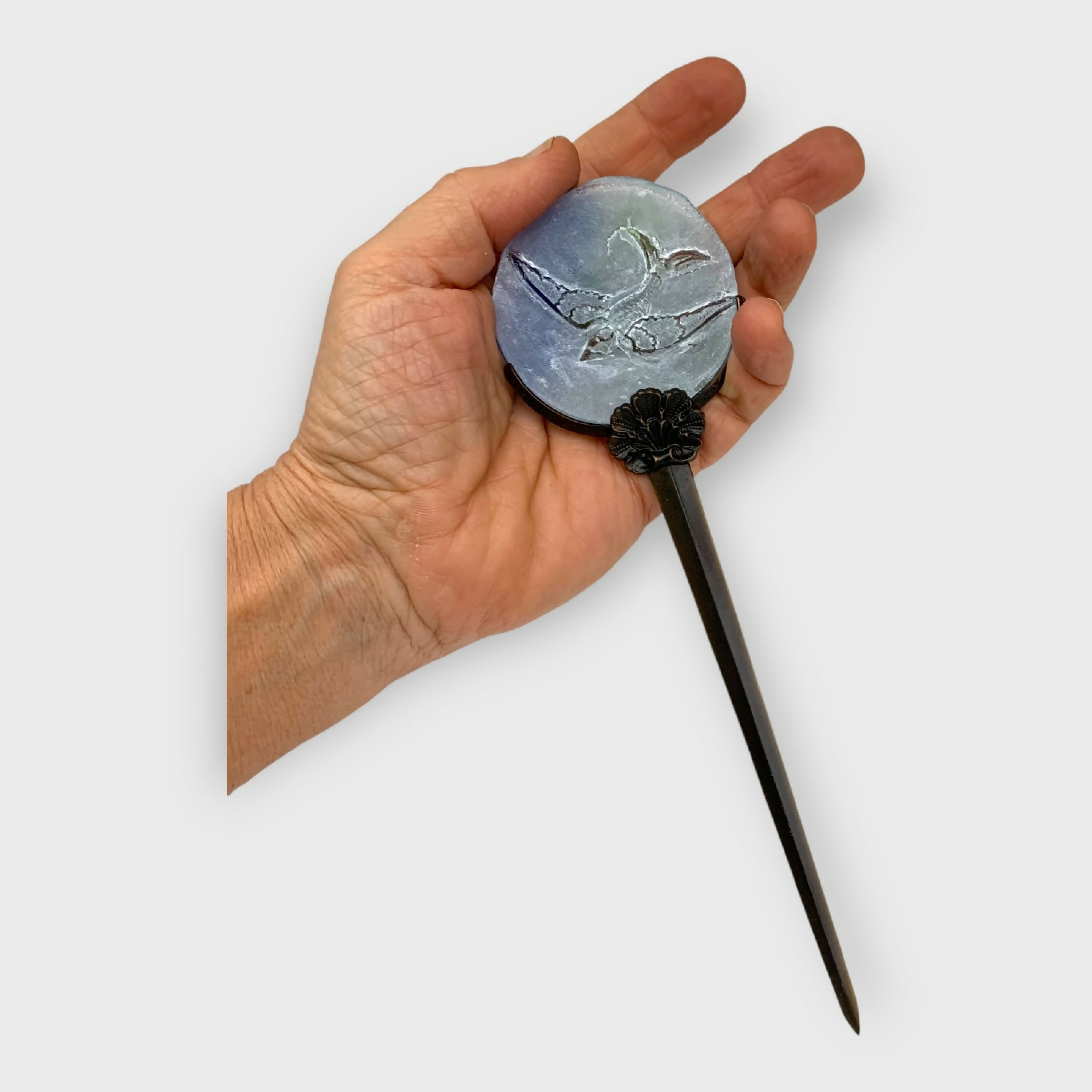 hirondelle, oiseau, cadeau fete des père, cadeau homme, ouvre-lettres, accessoires de bureau, cristal, pate de verre, onirique, antique, musée | EMPREINTES Paris